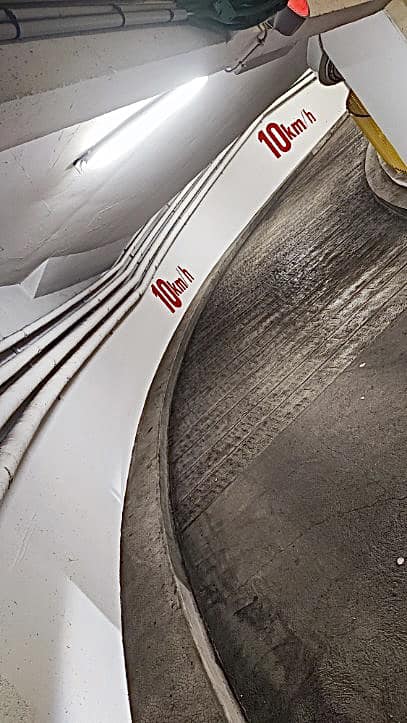 Mise en peinture blanc murs sous terrain de parking. Ainsi que la réalisation à main levée des 10km-h - 1