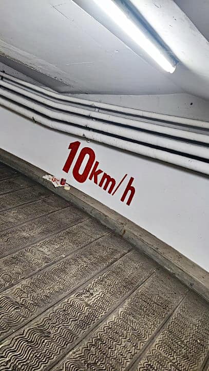 Mise en peinture blanc murs sous terrain de parking. Ainsi que la réalisation à main levée des 10km-h - 2