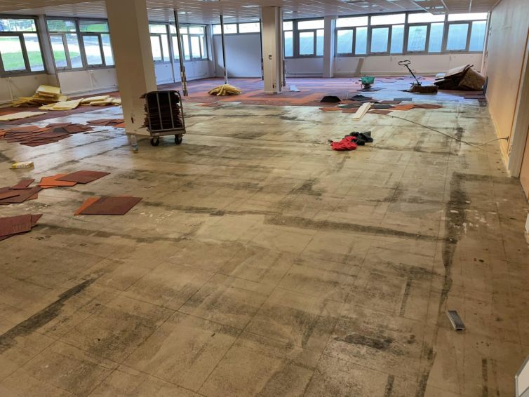 Pose dalles moquette 1m X 0,25. 4 coloris (AVANT)