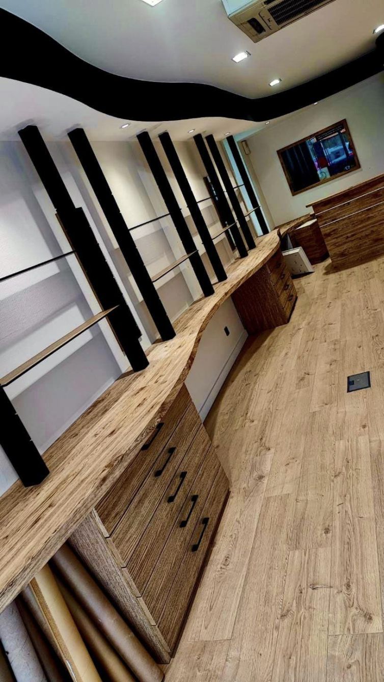 Réfection plafond blanc mat profond. Avec cette mise en valeur du bandeau en noir mat - Pose de Parquet Stratifié 1