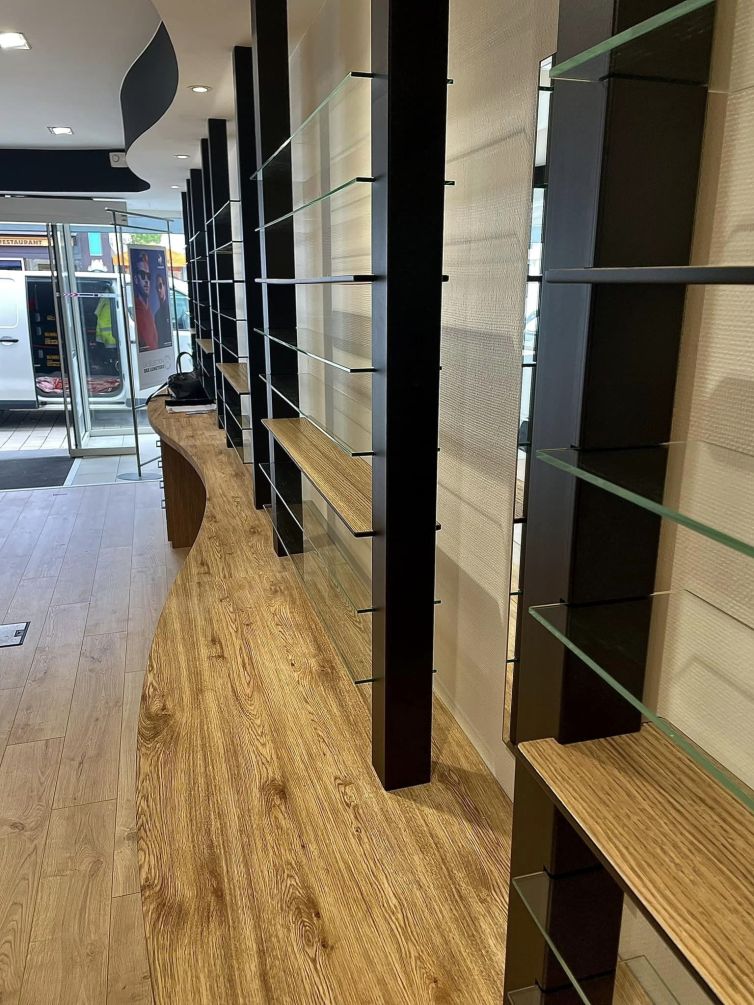 Réfection plafond blanc mat profond. Avec cette mise en valeur du bandeau en noir mat - Pose de Parquet Stratifié 2