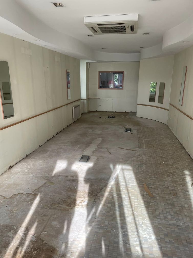 Réfection plafond blanc mat profond. Avec cette mise en valeur du bandeau en noir mat - Pose de Parquet Stratifié (AVANT TRAVAUX)